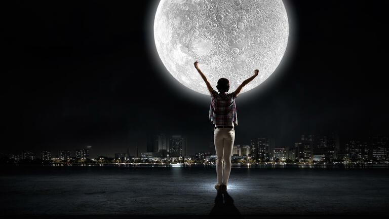 Super Luna piena nel febbraio 2019 | Foto: (c) Sergey Nivens - stock.adobe.com