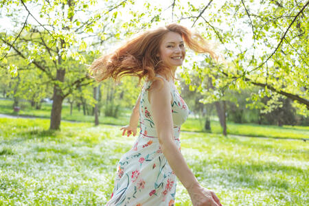 Redheaded woman with loose hair spinning